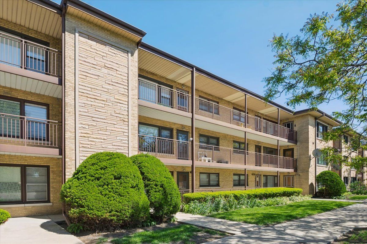 4847 N Harlem Avenue #2 — Chicago, IL 60656