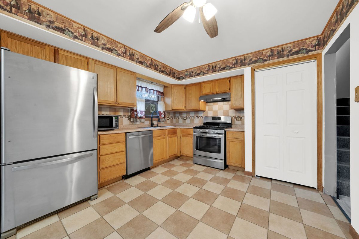 10732 S Meadow Lane, Palos Hills, IL 60465