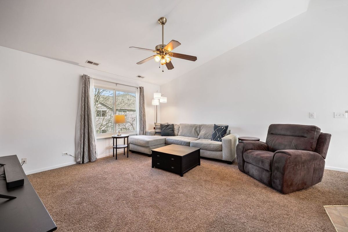 315 Thornwood Way #B, South Elgin, IL 60177