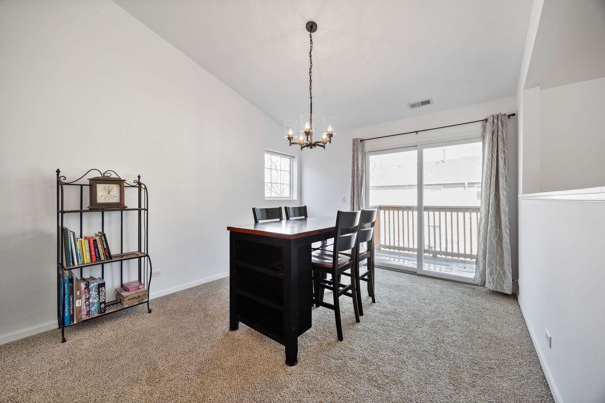 315 Thornwood Way #B, South Elgin, IL 60177