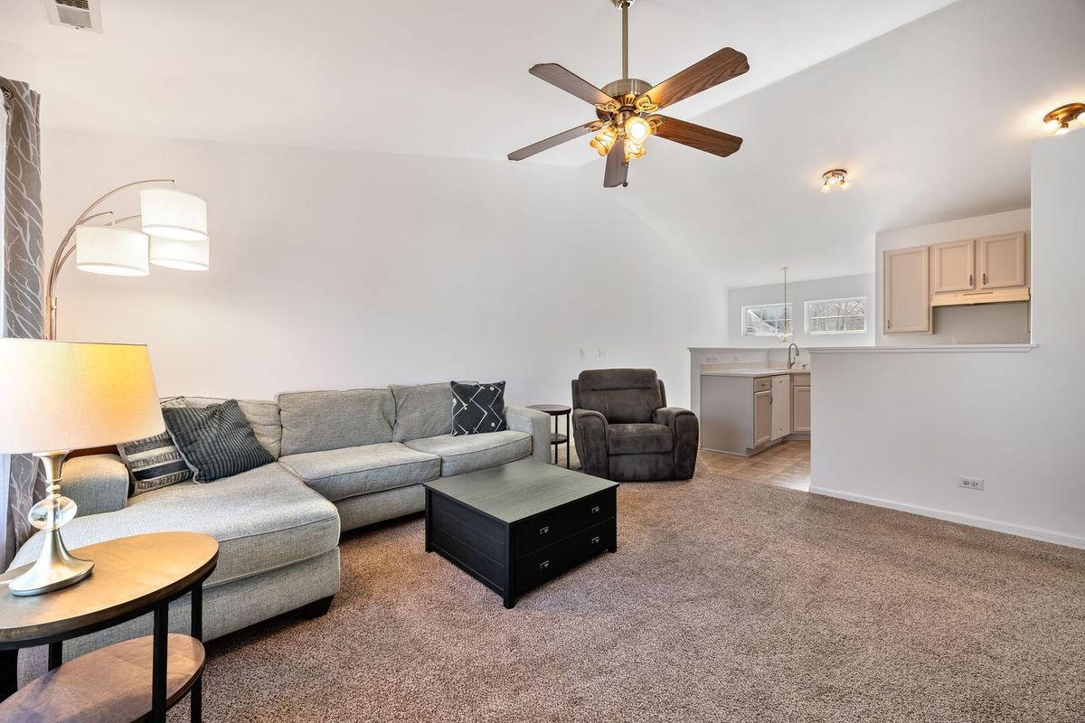 315 Thornwood Way #B, South Elgin, IL 60177