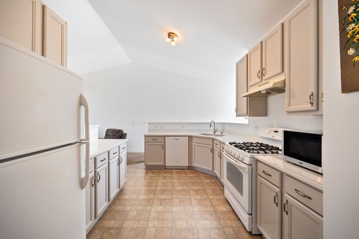 315 Thornwood Way #B, South Elgin, IL 60177