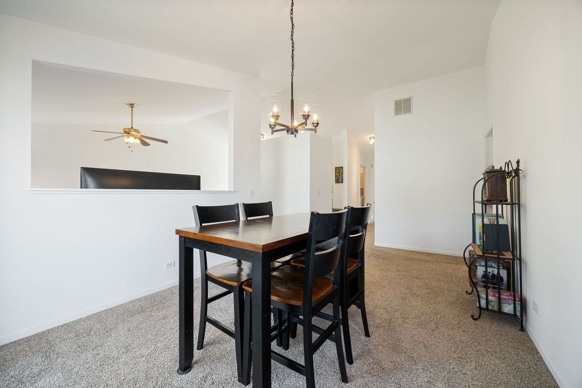 315 Thornwood Way #B, South Elgin, IL 60177