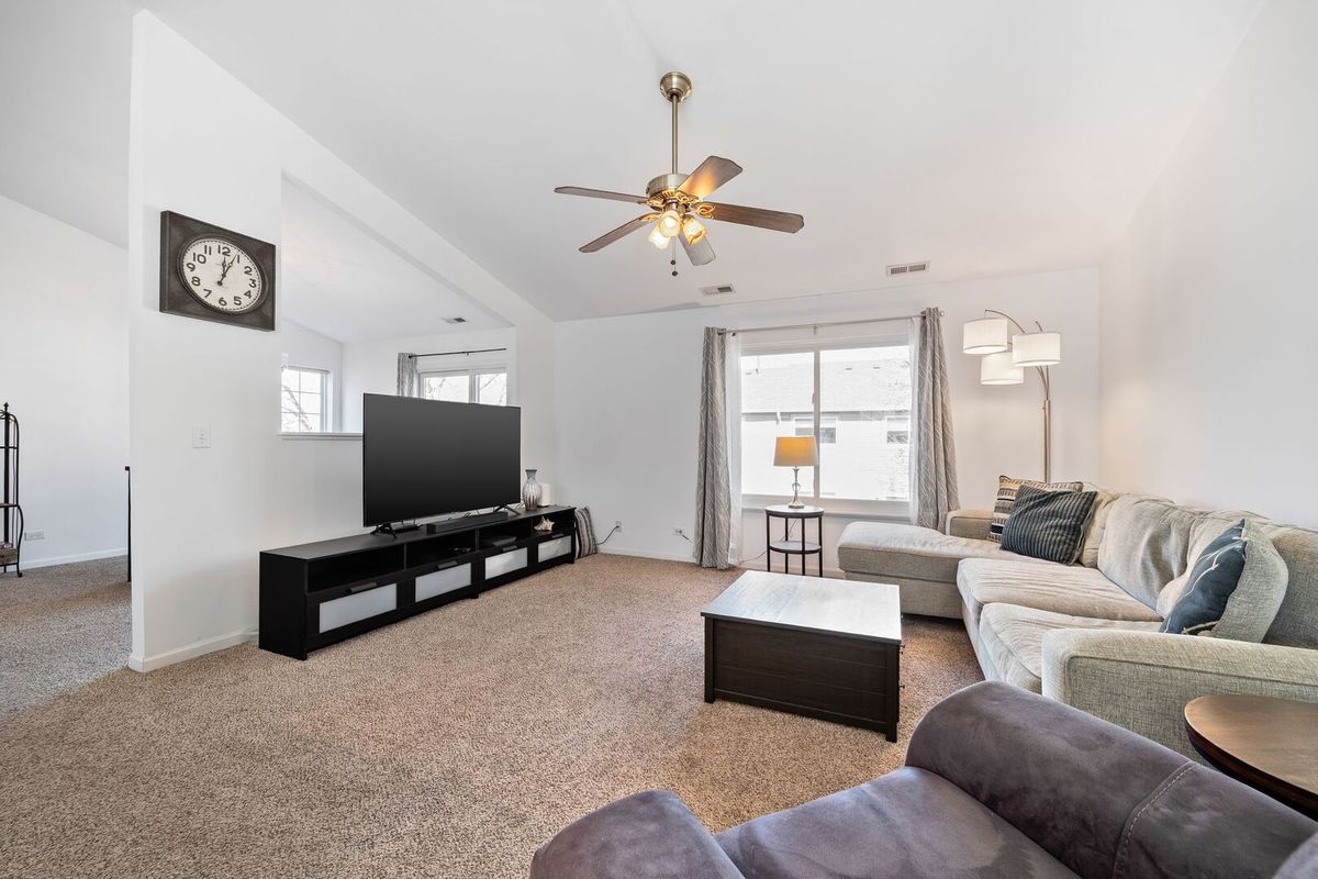 315 Thornwood Way #B, South Elgin, IL 60177