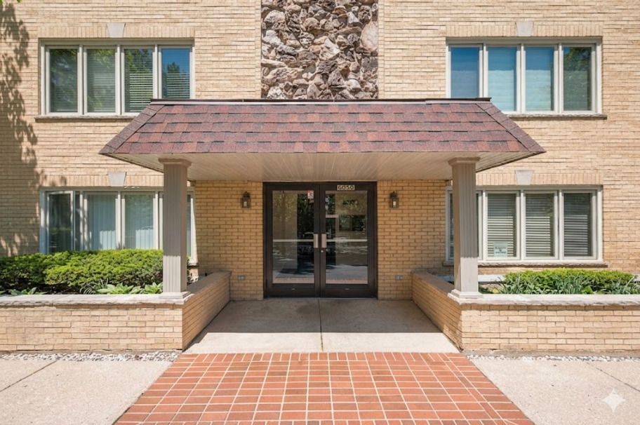 6050 W Eastwood Avenue #309 — Chicago, IL 60630