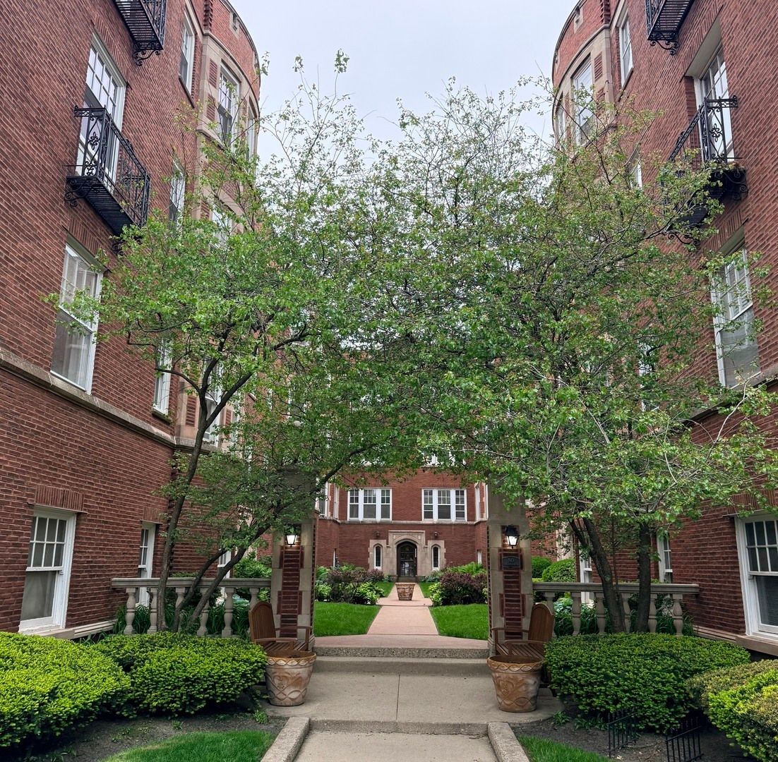 736 Hinman Avenue #2E — Evanston, IL 60202