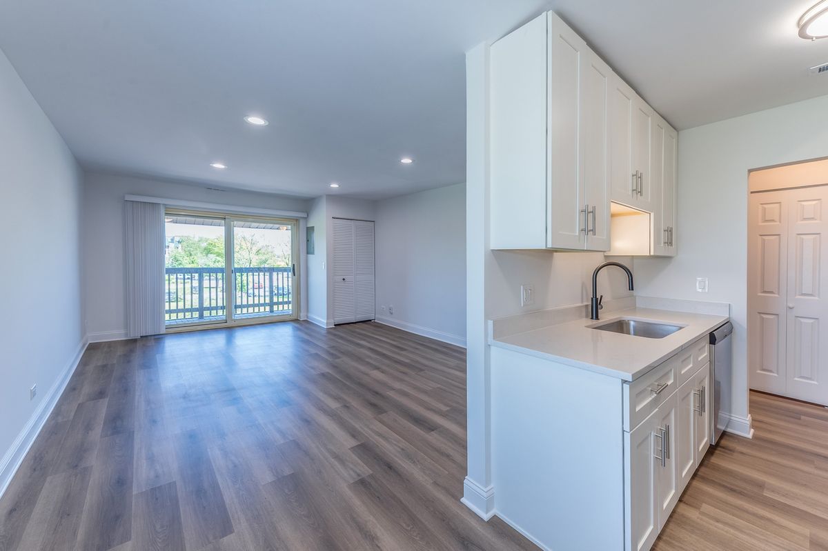 900 Perrie Drive #304, Elk Grove Village, IL 60007