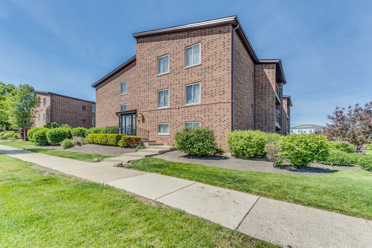 900 Perrie Drive #304, Elk Grove Village, IL 60007