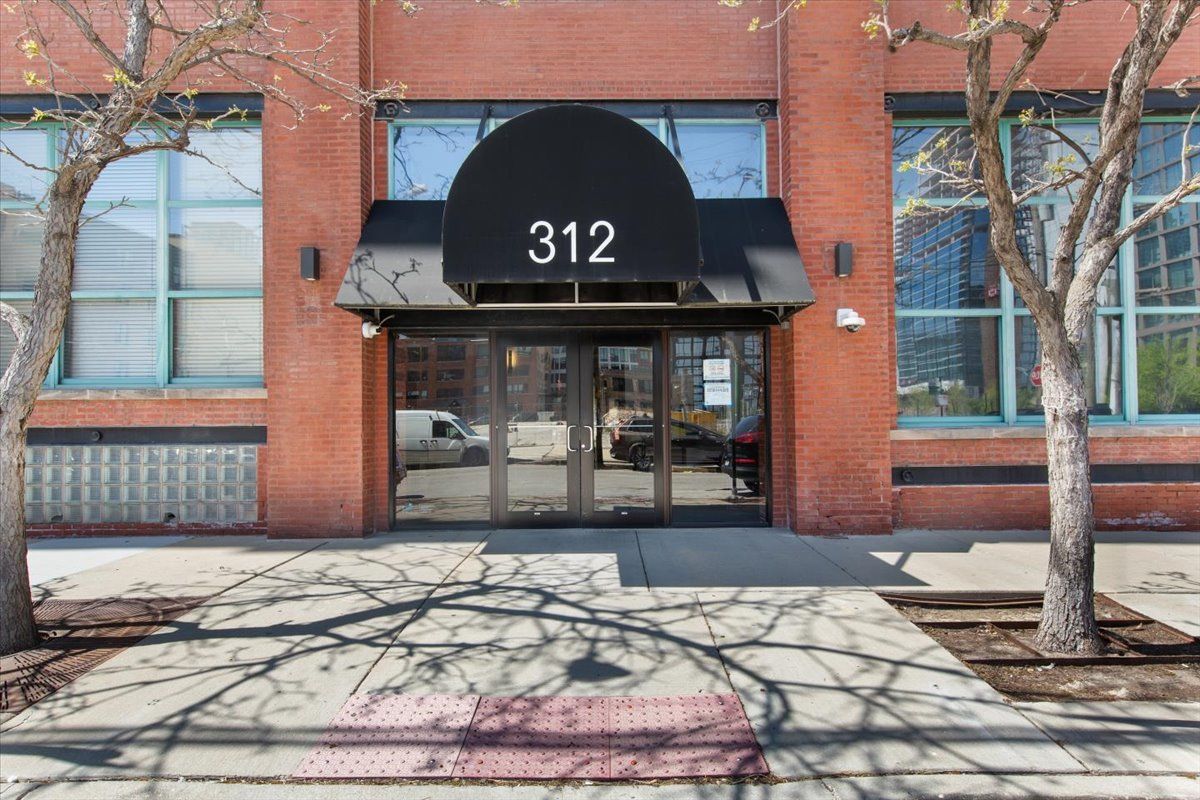 312 N MAY Street #4D