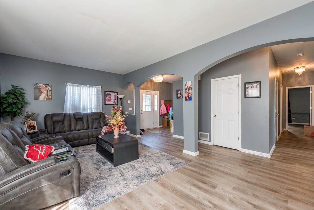 1995 W Meadowview Drive, Round Lake, IL 60073