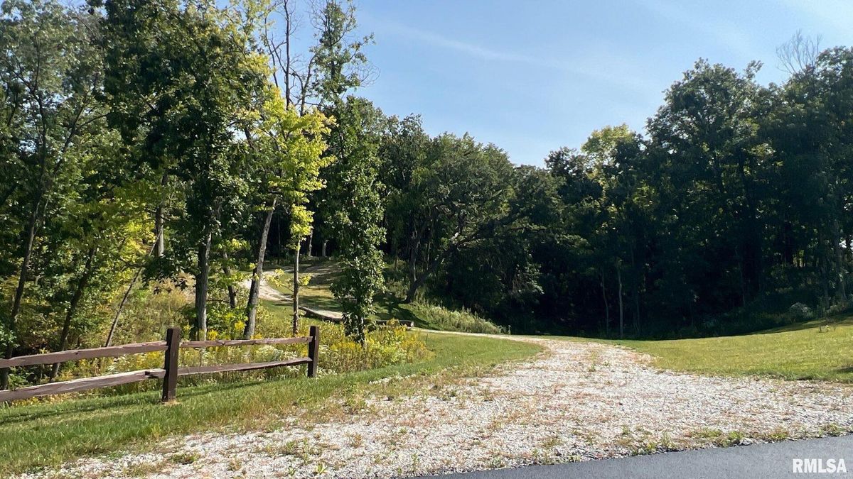 805 W 5TH Street Lane, Coal Valley, IL 61240