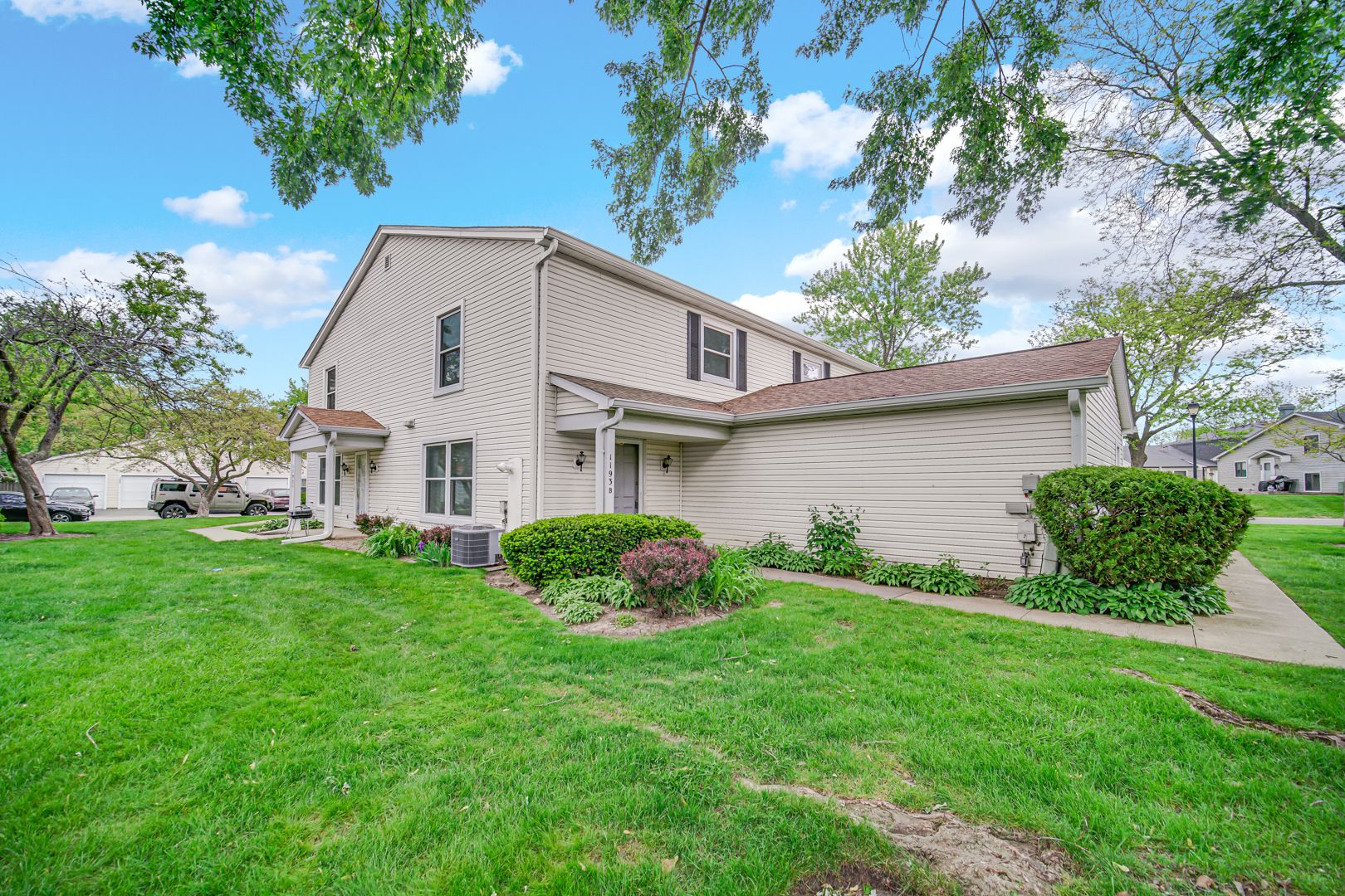 1193 E Barberry Lane #B — Palatine, IL 60074