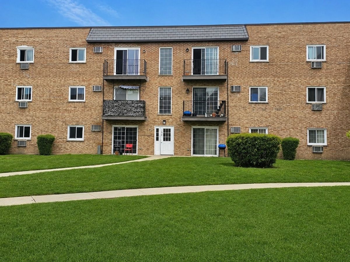 155 W Elk Trail #354, Carol Stream, IL 60188