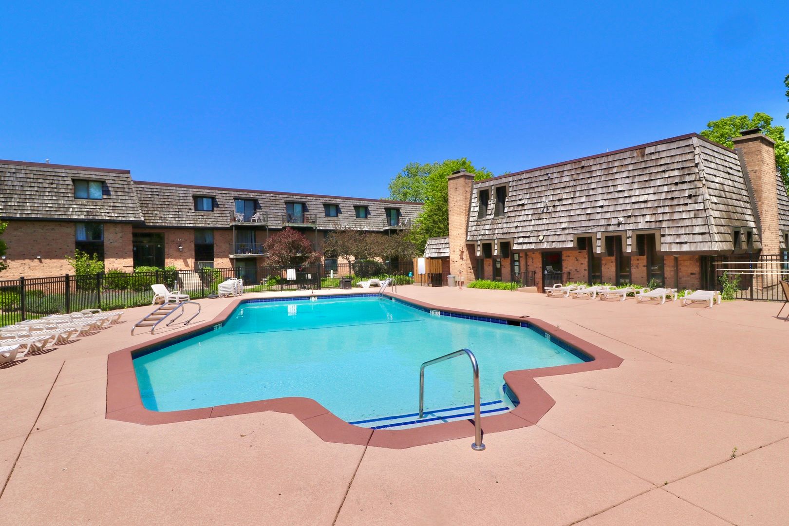12 Oak Creek Drive #1213 — Buffalo Grove, IL 60089