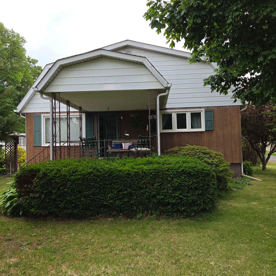 900 N Park Street — Sesser, IL 62884