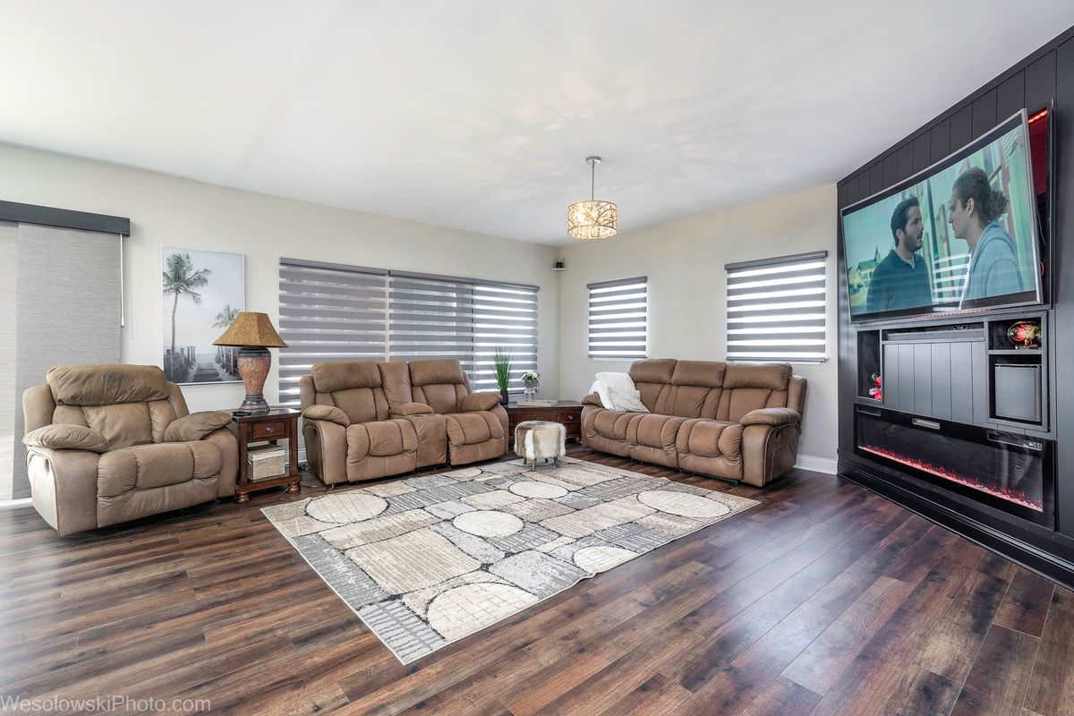 1907 E Grand Avenue, Lindenhurst, IL 60046