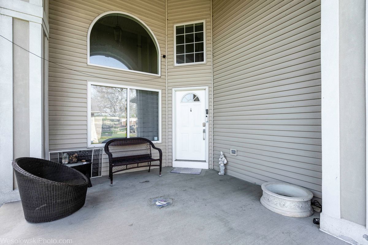 1907 E Grand Avenue, Lindenhurst, IL 60046
