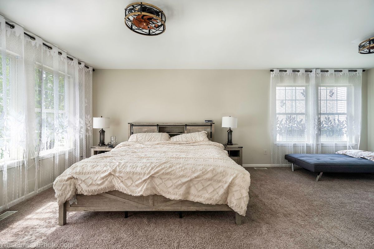 1907 E Grand Avenue, Lindenhurst, IL 60046