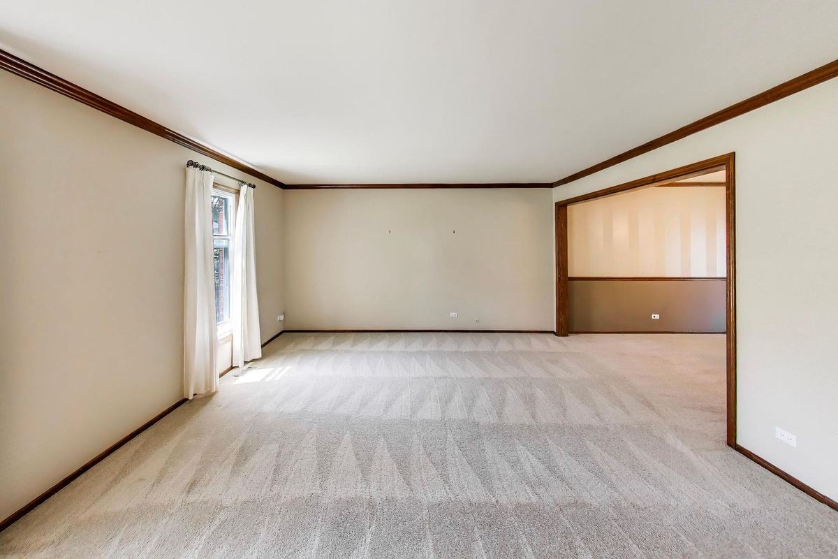 1276 Chatham Lane, Roselle, IL 60172