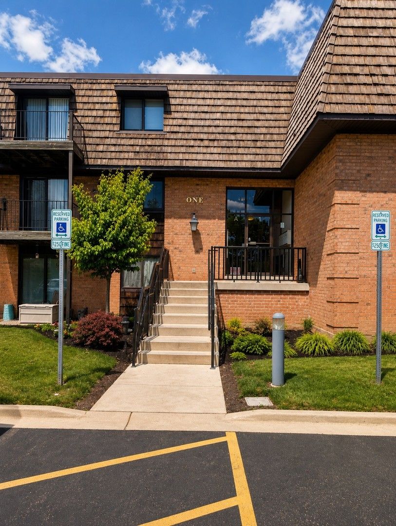 1 OAK CREEK Drive #1302 — Buffalo Grove, IL 60089