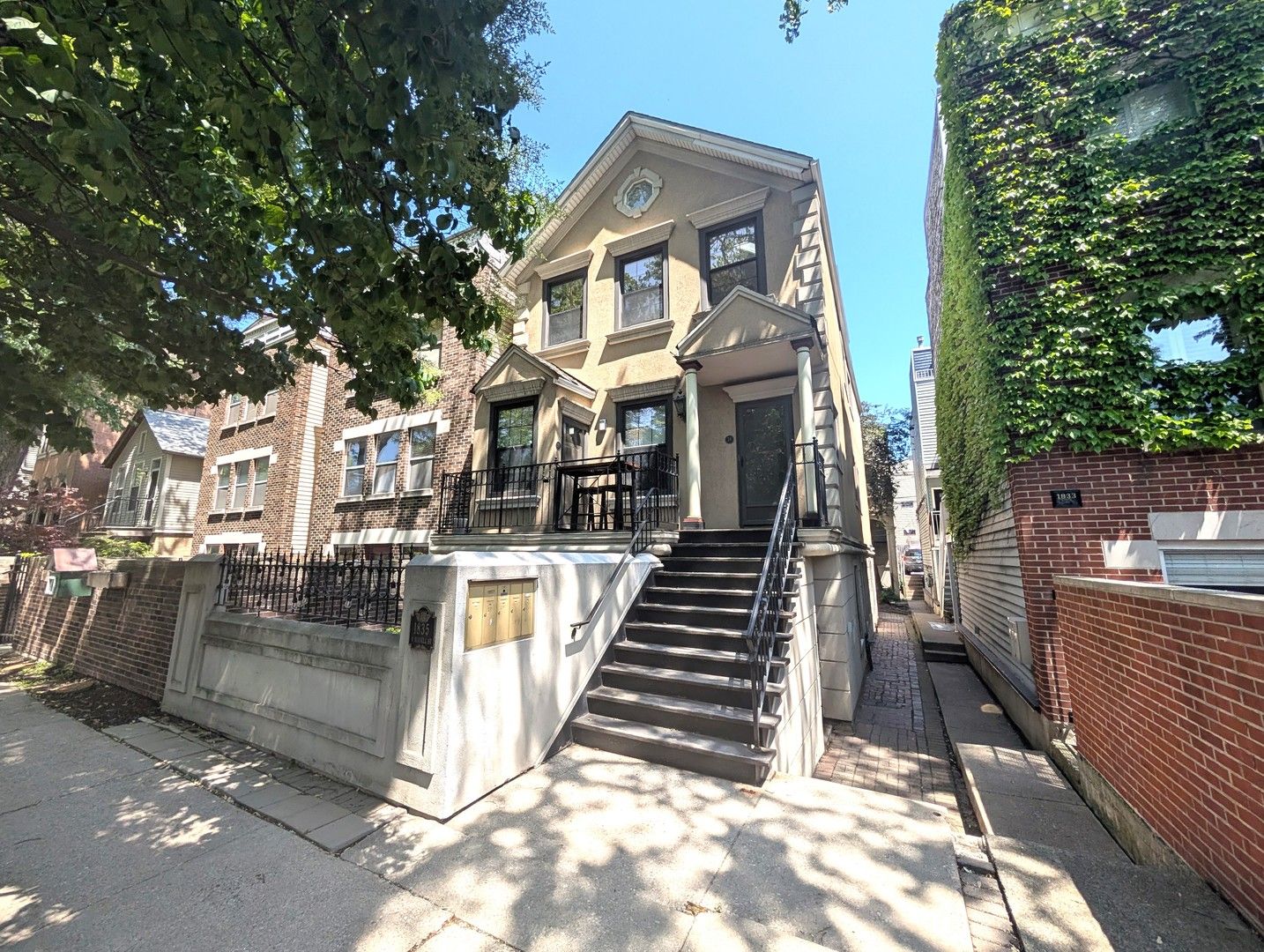1835 N Bissell Street #2R — Chicago, IL 60614