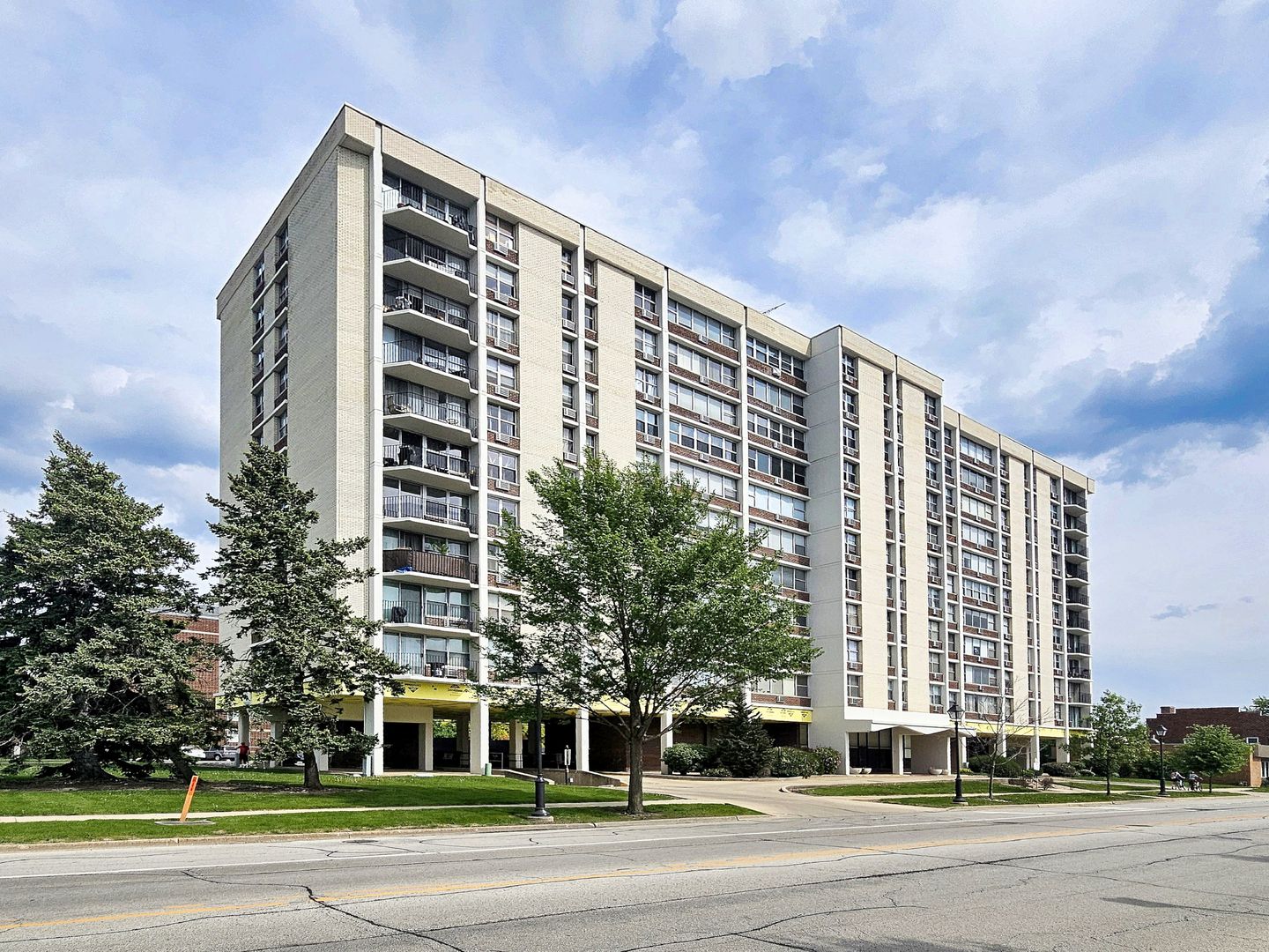 33 N Main Street #10J — Lombard, IL 60148