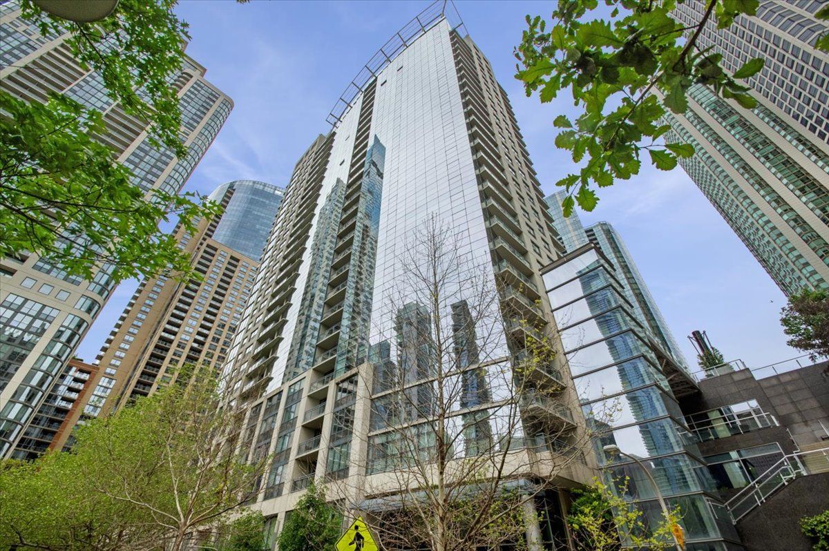 201 N Westshore Drive #2006 — Chicago, IL 60601