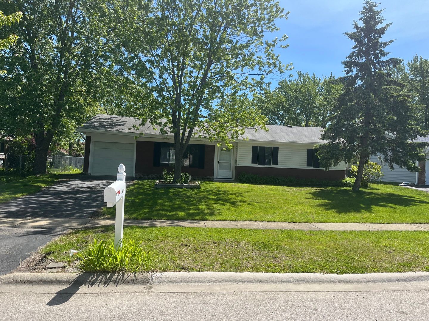 3915 Greenbay Drive — Hanover Park, IL 60133