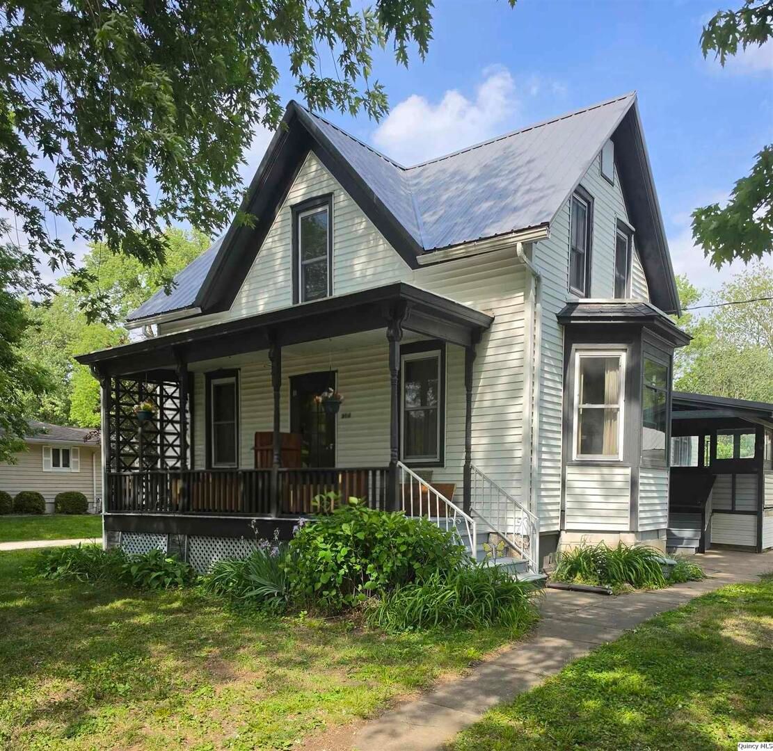 304 W Third St. — Golden, IL 62339