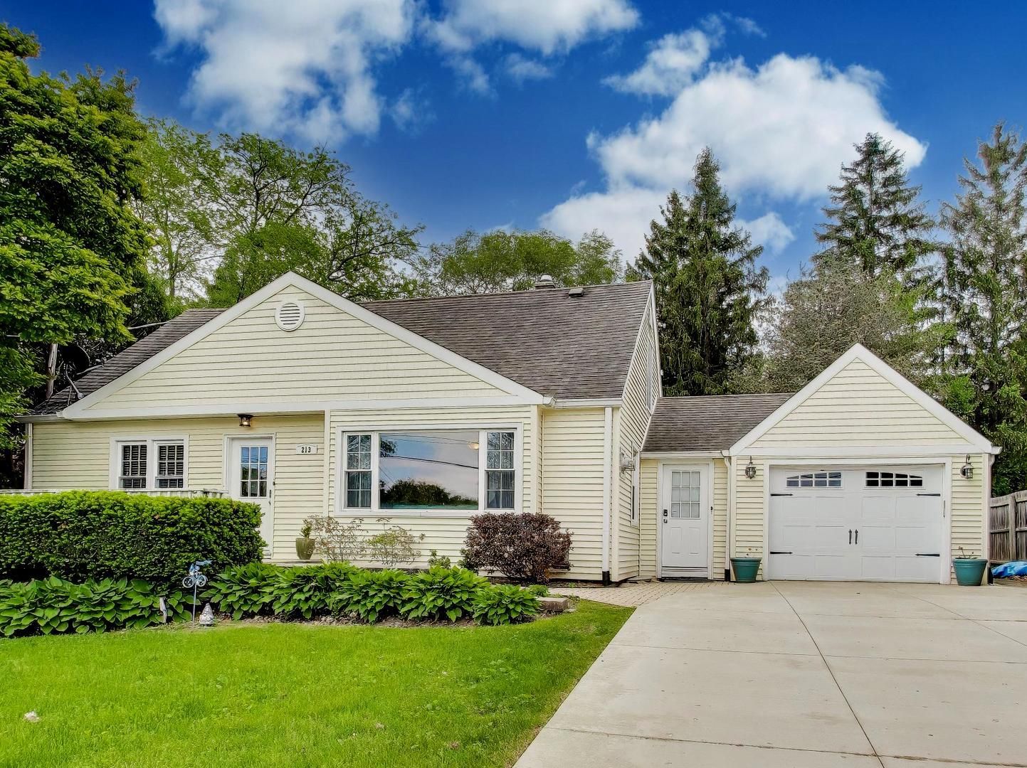 213 E Ellis Avenue — Libertyville, IL 60048