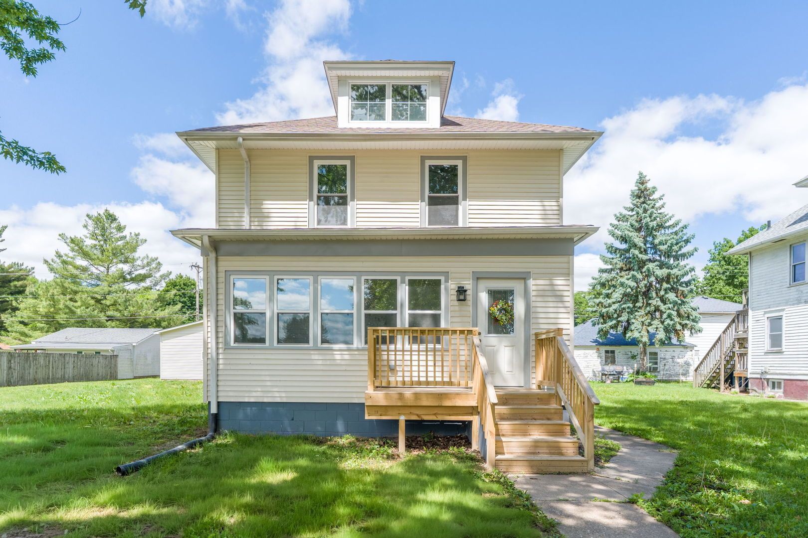 924 N 3RD Street — Clinton, IA 52732