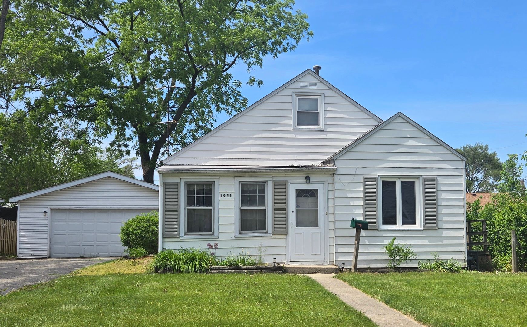 1921 Kelly Avenue — Crest Hill, IL 60403