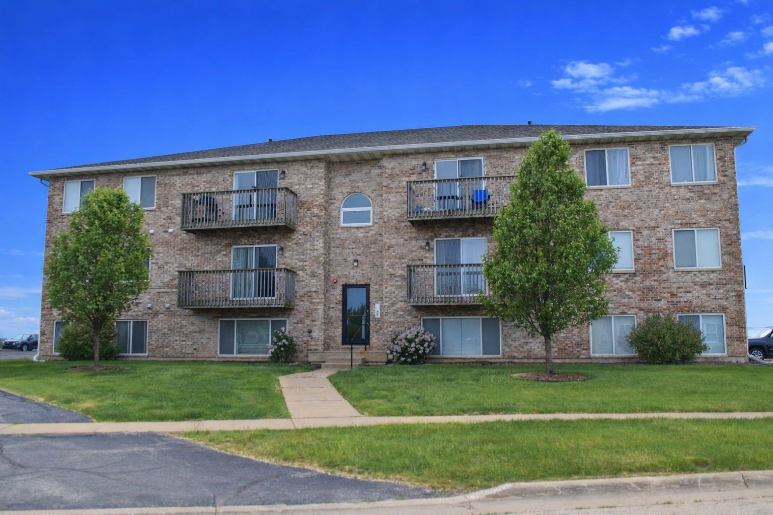 565 N Strack Street #302 — Cortland, IL 60112