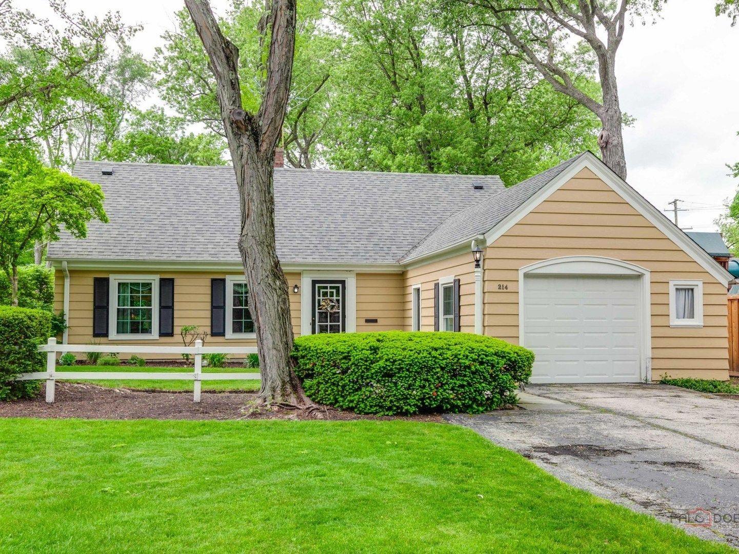 214 Washington Circle — Lake Forest, IL 60045