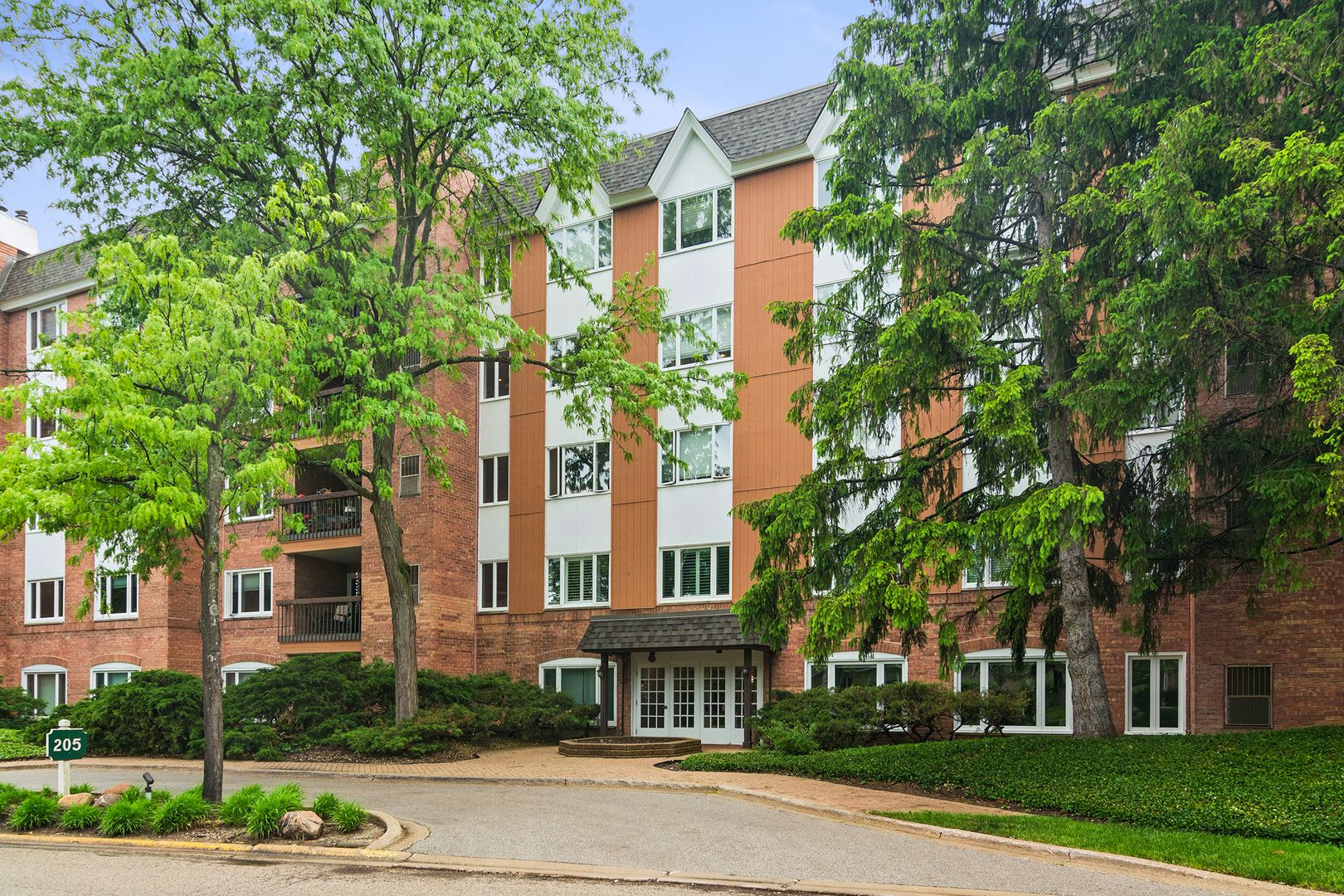 205 N Rivershire Lane #414 — Lincolnshire, IL 60069