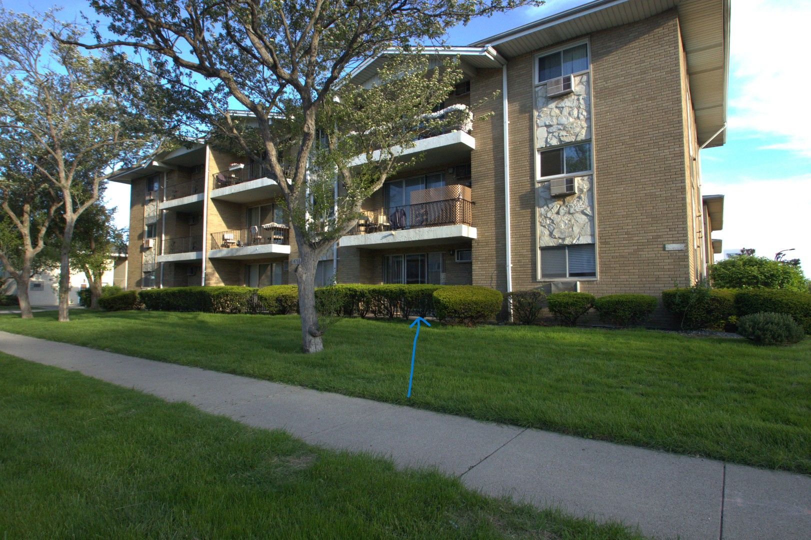 4755 W 101st Street #101 — Oak Lawn, IL 60453