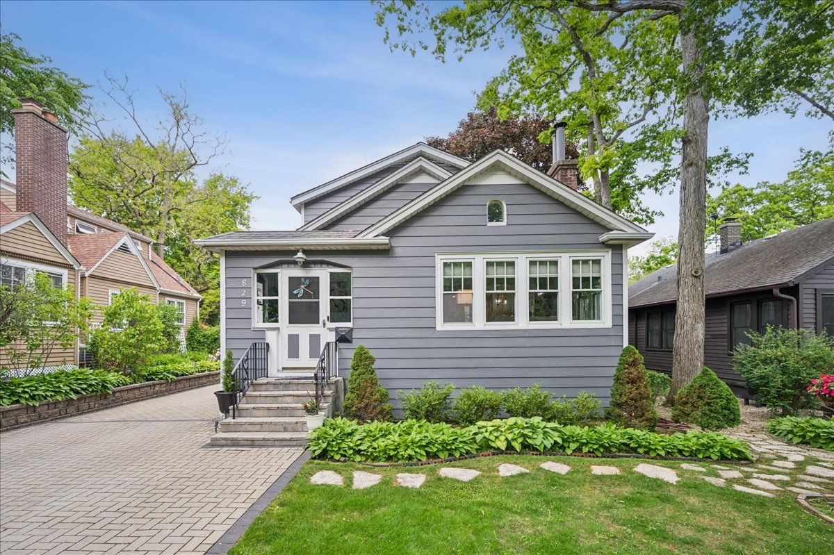 829 Saint Johns Avenue — Highland Park, IL 60035