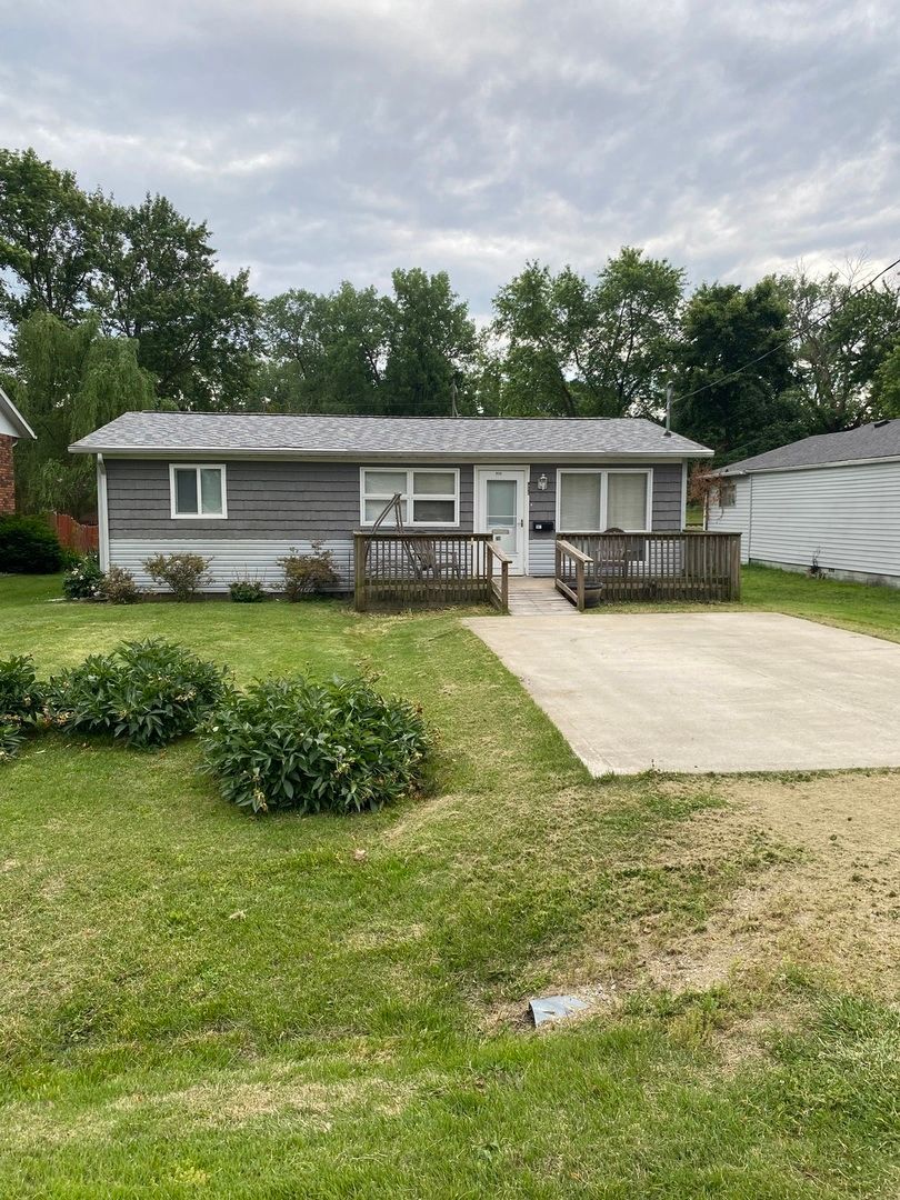 711 E Olive Street — Duquoin, IL 62832