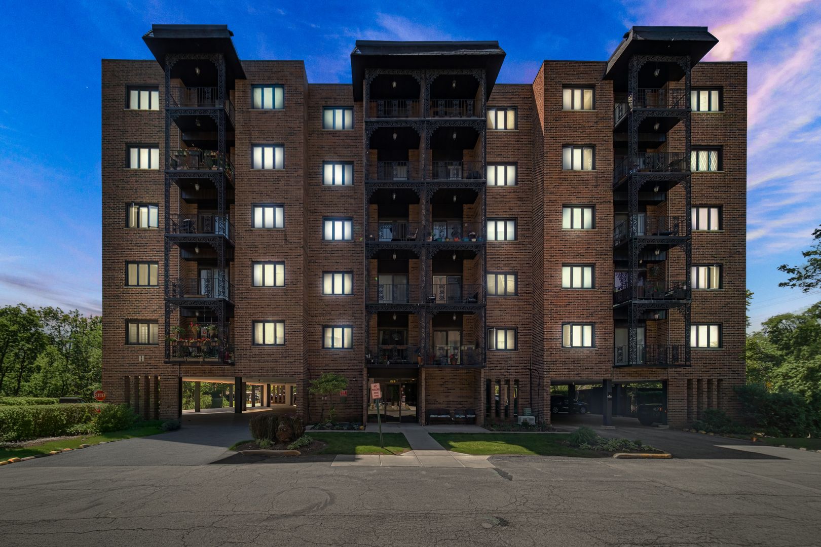 9395 Landings Lane #303 — Des Plaines, IL 60016