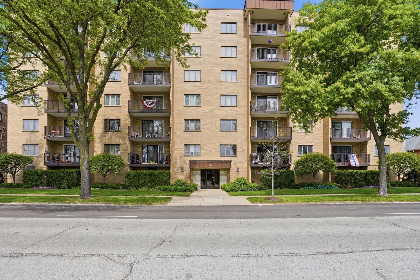 700 Graceland Avenue #207 — Des Plaines, IL 60016