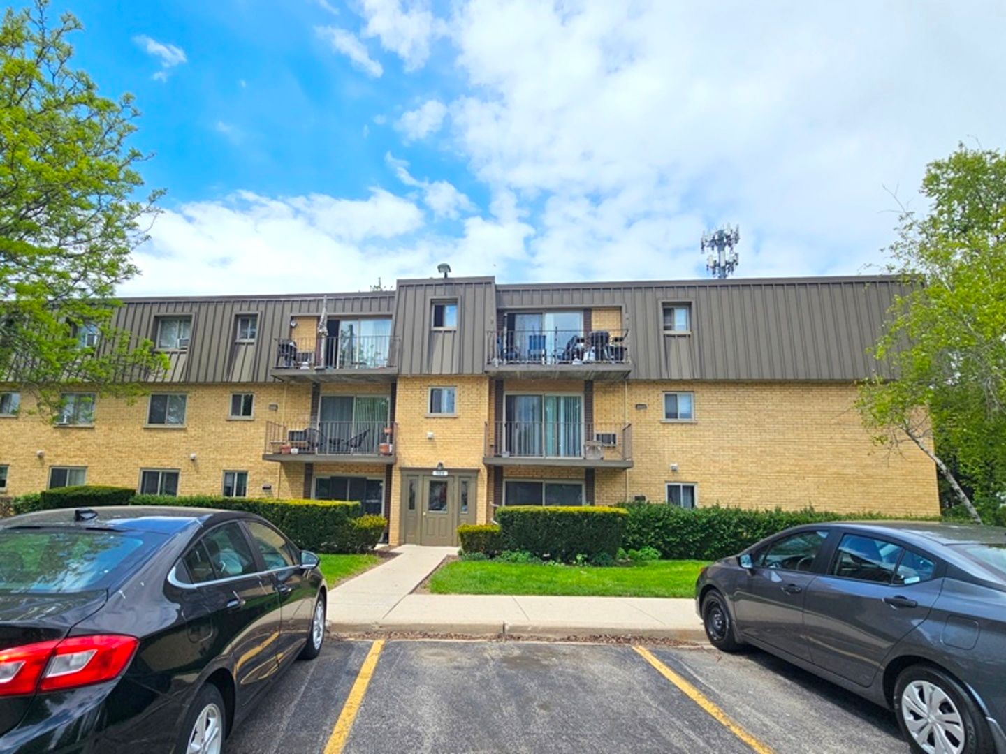584 Fairway View Drive #2J — Wheeling, IL 60090