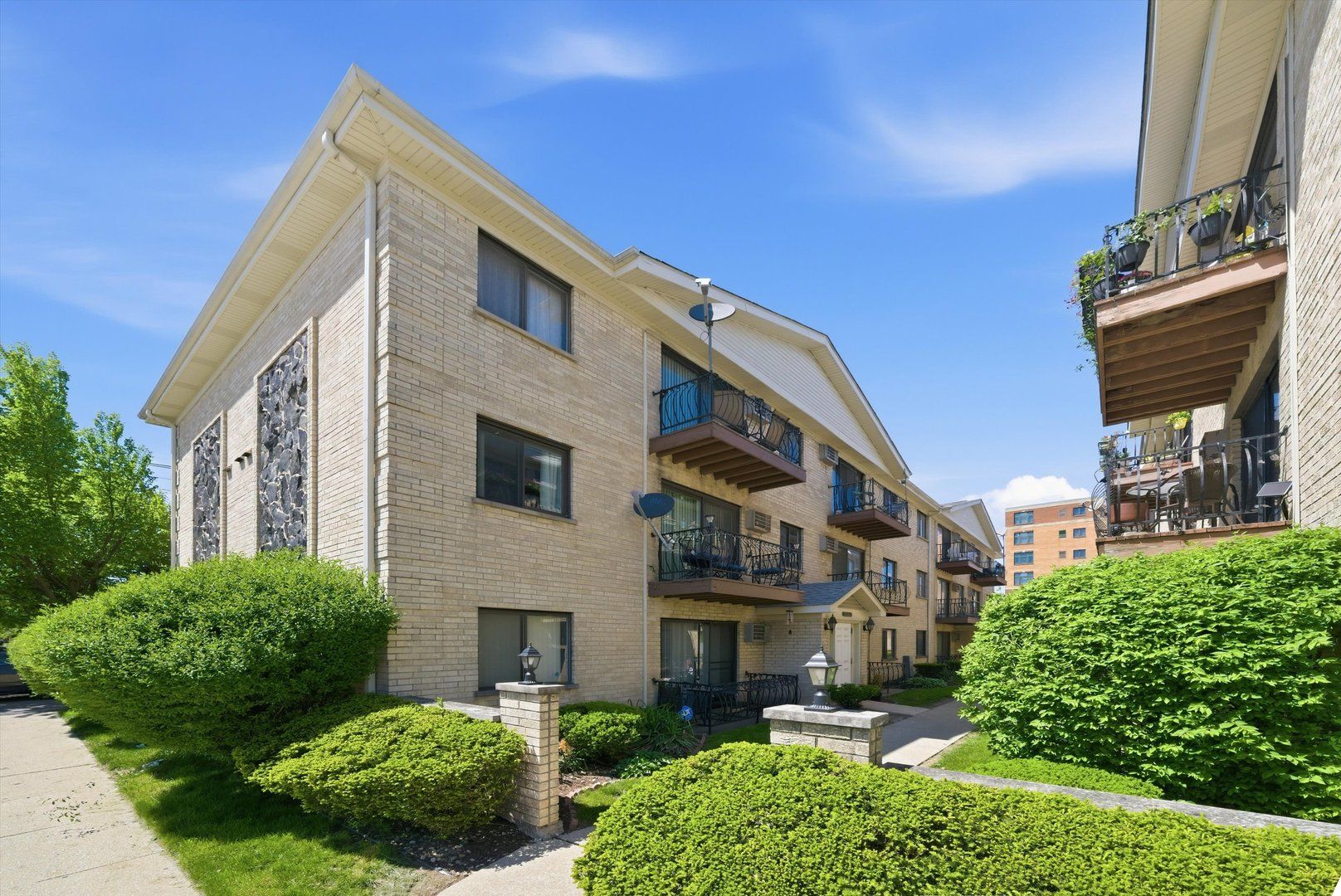 7204 W Cortland Street #205 — Elmwood Park, IL 60707