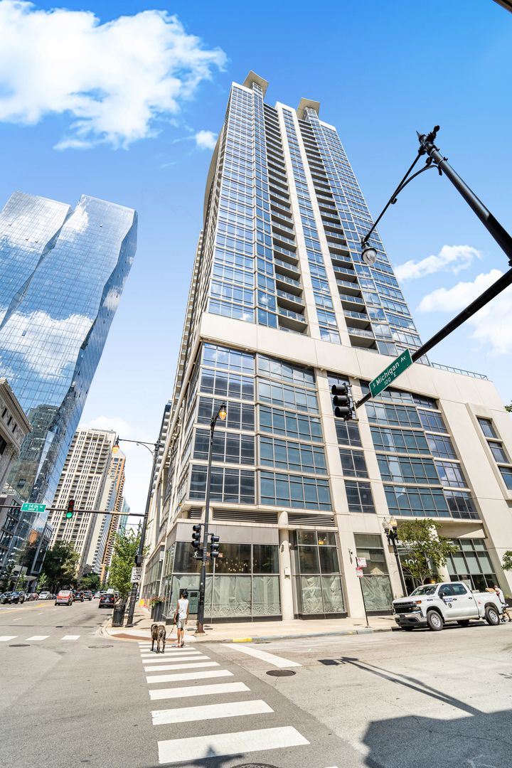 100 E 14TH Street #2201 — Chicago, IL 60605