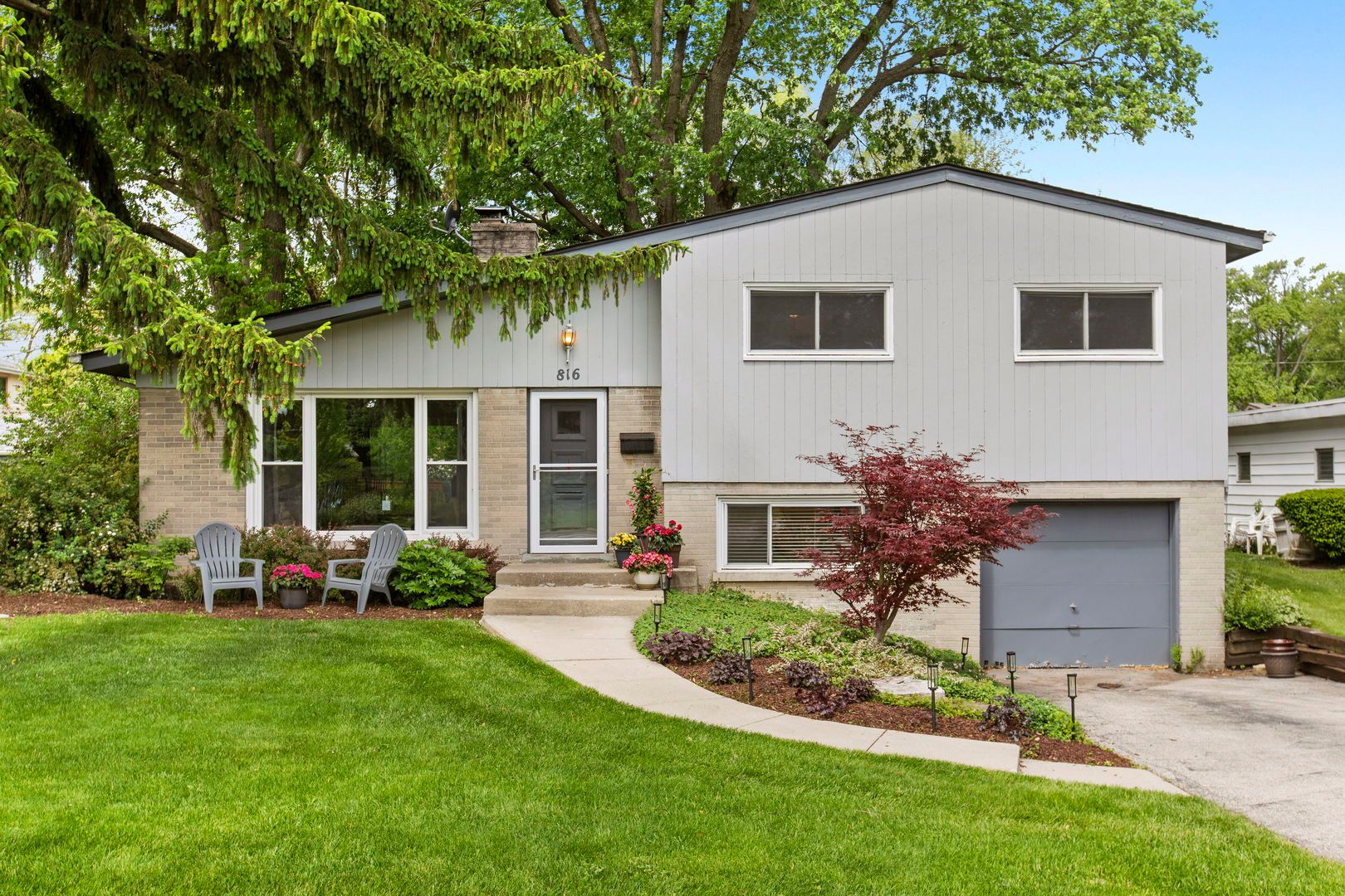 816 Holmes Avenue — Deerfield, IL 60015
