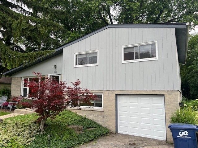 816 Holmes Avenue — Deerfield, IL 60015