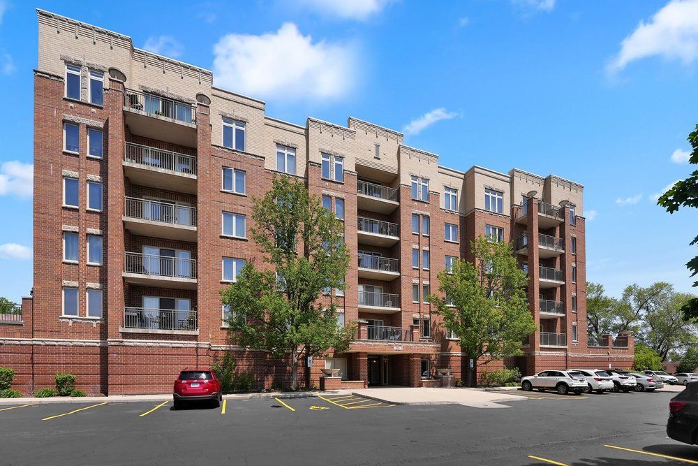 635 Perrie Drive #404 — Elk Grove Village, IL 60007
