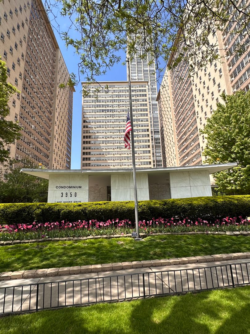 3950 N Lake Shore Drive #1207 — Chicago, IL 60613