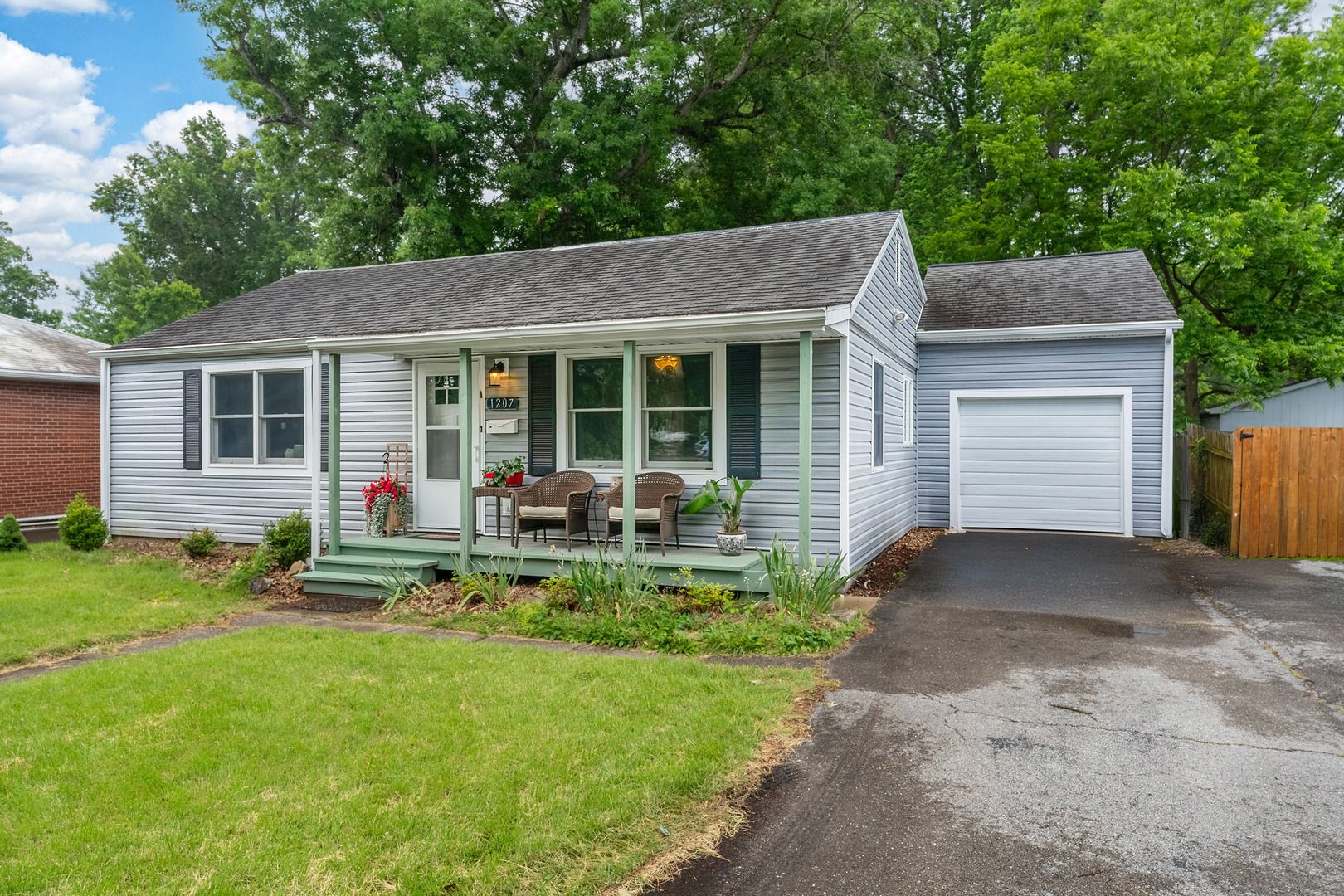 1207 W Hill Avenue — Carbondale, IL 62901