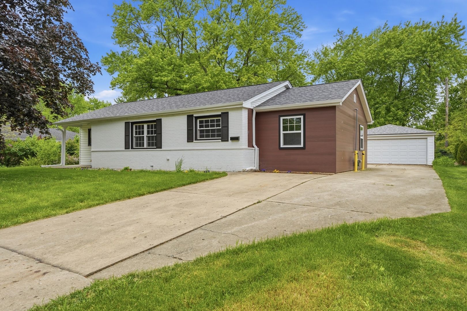 960 Basswood Street — Hoffman Estates, IL 60169