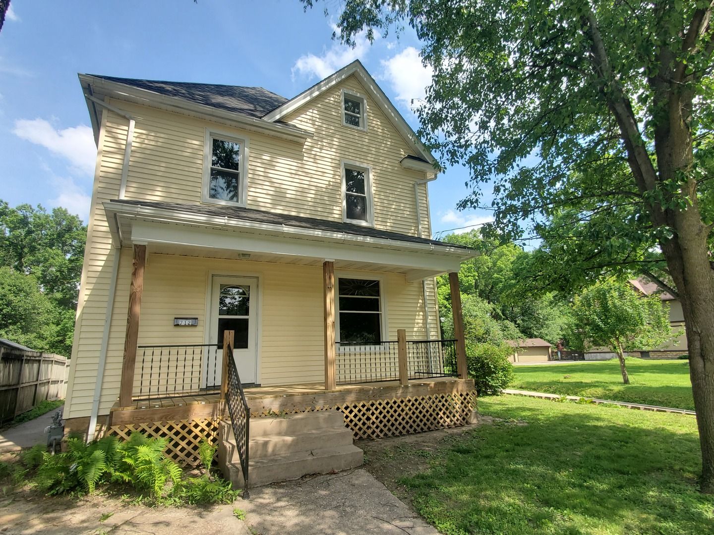 712 3rd st A — Moline, IL 61265
